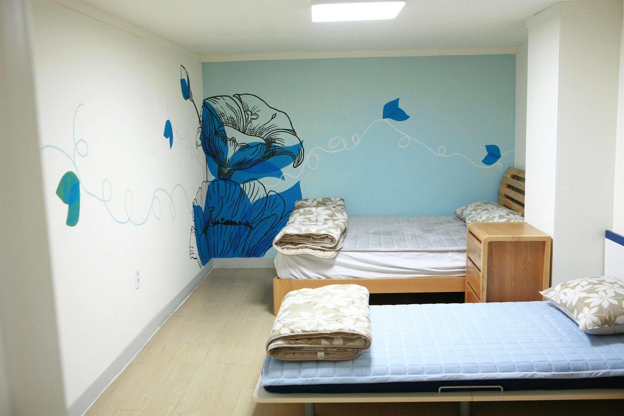 Guesthouse Mate Busan Bagian luar foto